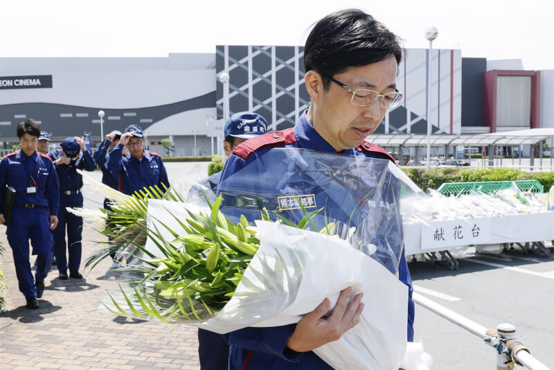 日本熊本縣7月底發生強震，台灣官方與民間捐出逾新台幣3億元善款助重建，知事木村敬近期特地拍攝影片感謝台灣。圖為木村敬前往爆炸的永旺夢樂城熊本獻花。（共同社）