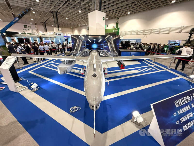 中科院去年於國防館展出銳鳶二型無人機（多功掛載構型），機身的左右兩翼下方各自掛載浮標莢艙與勁蜂一型無人機，展現具備水下偵蒐或聯合作戰等能力。（中央社檔案照片）