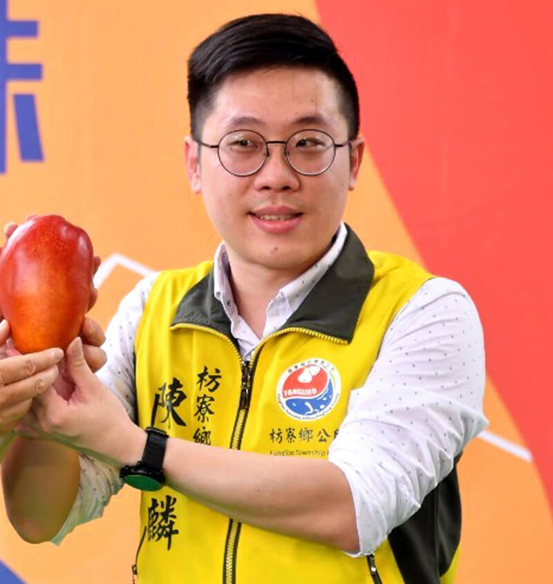 屏東縣枋寮鄉前鄉長陳亞麟涉於任內利用發包工程索取回扣，案件上訴至二審，陳亞麟因傳喚未到遭通緝。圖為2020年陳亞麟到台北市推銷農產品。（圖取自台北市政府網頁gov.taipei）