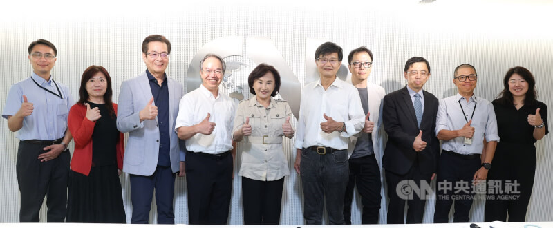 中央社MCP上線發布會31日下午舉行，中央社社長胡婉玲（左5）、中華民國無任所大使陳正然（右5）、國立台灣大學新聞研究所長謝吉隆（右4）、國立台北大學資訊中心主任汪志堅（右3）等人出席合影。中央社記者謝佳璋攝　115年8月31日