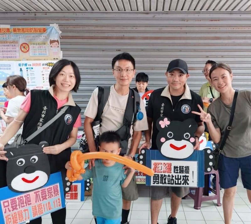 北市開學日,台北市警察局婦幼警察隊31日表示,為提升家庭暴力防治官的社會能見度,特別製作「家防官專屬識別背心」,並於開學日到校加強宣導,透過鮮明標示,讓民眾更直觀認識其專業角色與工作內容。(台北市警察局婦幼警察隊提供)中央社記者黃麗芸傳真 115年8月31日