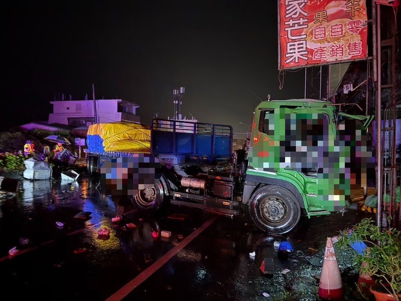 台1線屏東縣枋山鄉段31日晚間發生車禍，一輛聯結車南下直行，不明原因失控跨越中央分隔島後撞擊電線桿，造成嘉和地區停電，男駕駛與一名女乘客輕傷送醫。（屏東縣政府警察局枋寮分局提供）中央社記者黃郁菁傳真　115年8月31日