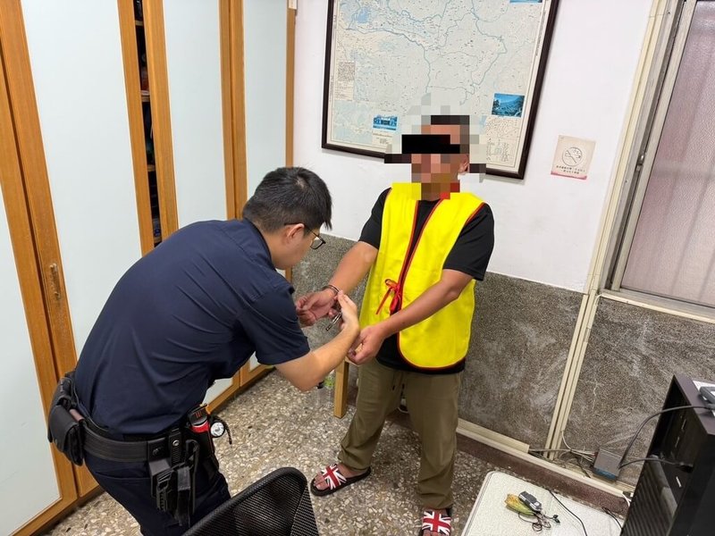 住嘉義縣番路鄉具毒品、槍砲及縱火前科陳姓男子，8月31日清晨涉嫌向鄰居投汽油彈縱火，被警方逮捕送辦。（警方提供）中央社記者蔡智明傳真　115年9月1日