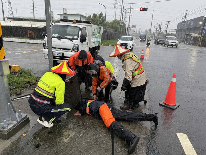 高雄降雨不斷，多處出現零星災情，市府全面整備因應，環保局清潔隊員巡查側溝、洩水孔及易積水熱點，清除堵塞，確保排水暢通。（高雄市政府提供）中央社記者蔡孟妤傳真　115年9月1日