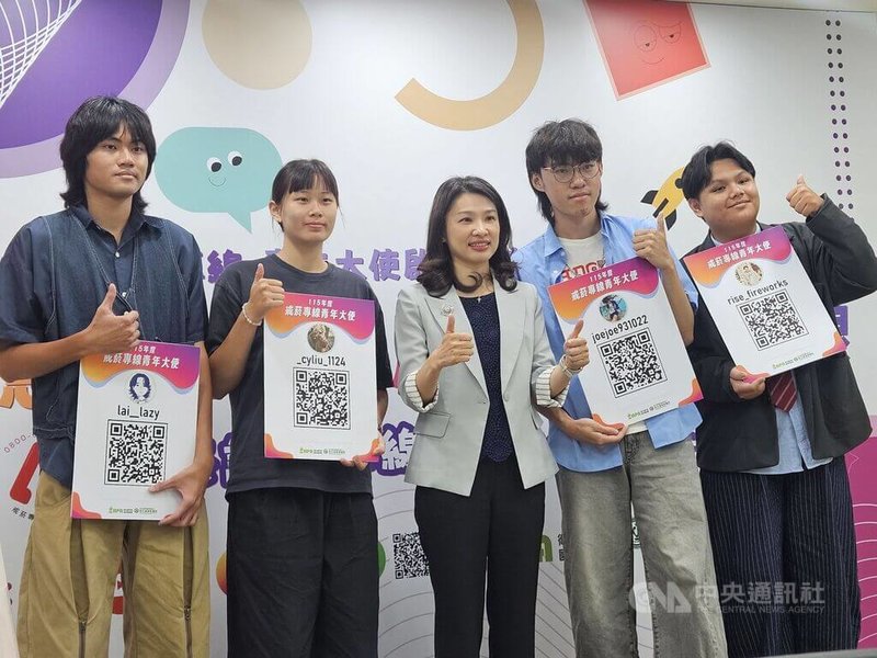 國民健康署長沈靜芬（中）推動「戒菸專線青年大使社群宣傳計畫」，鼓勵年輕人發揮創意，用年輕人的語言影響年輕人，讓同儕不再是吸菸的誘惑。中央社記者陳婕翎攝　115年9月1日