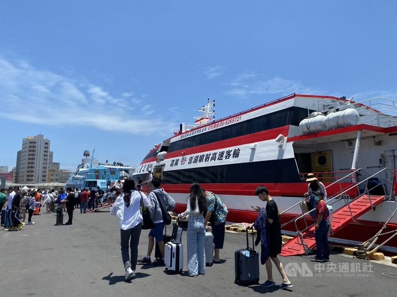 觀光署平日國旅補助1日起上路，澎湖縣政府整合中央與地方資源，適時推出秋冬觀光「3箭齊發」，以「一年無限暢飛遊澎湖」、住宿獎助及獎勵會展旅遊，搭配豐富秋冬活動，來搶攻秋冬旅遊市場。中央社  115年9月1日