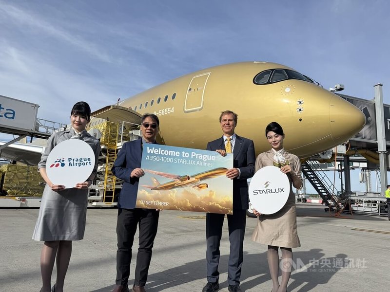 星宇航空與日本藝術家空山基合作推出的金色旗艦機A350-1000，1日飛抵捷克布拉格哈維爾機場。中央社記者劉郁葶布拉格攝　115年9月1日