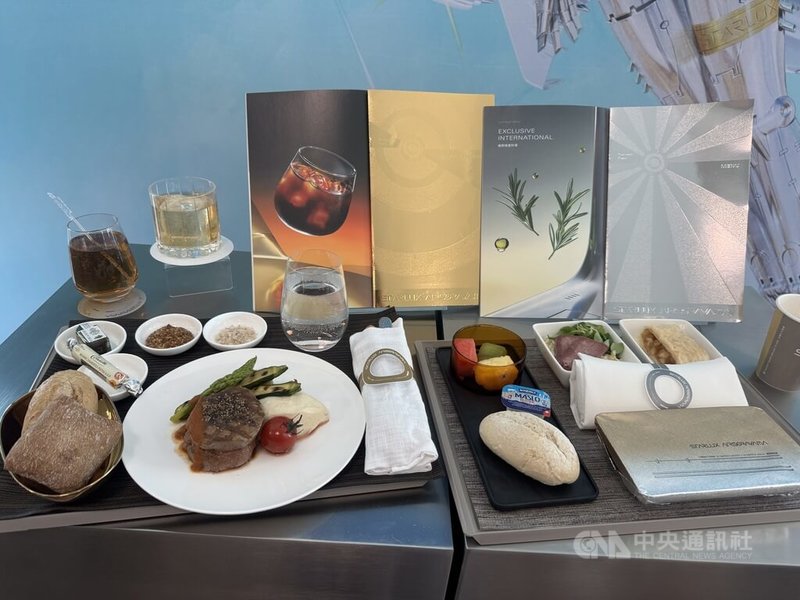 星宇航空與日本藝術家空山基合作,推出一金一銀藝術機,其中「空山金」1日飛抵布拉格哈維爾機場,從機上餐點到菜單設計都別具巧思。中央社記者劉郁葶布拉格攝 115年9月1日