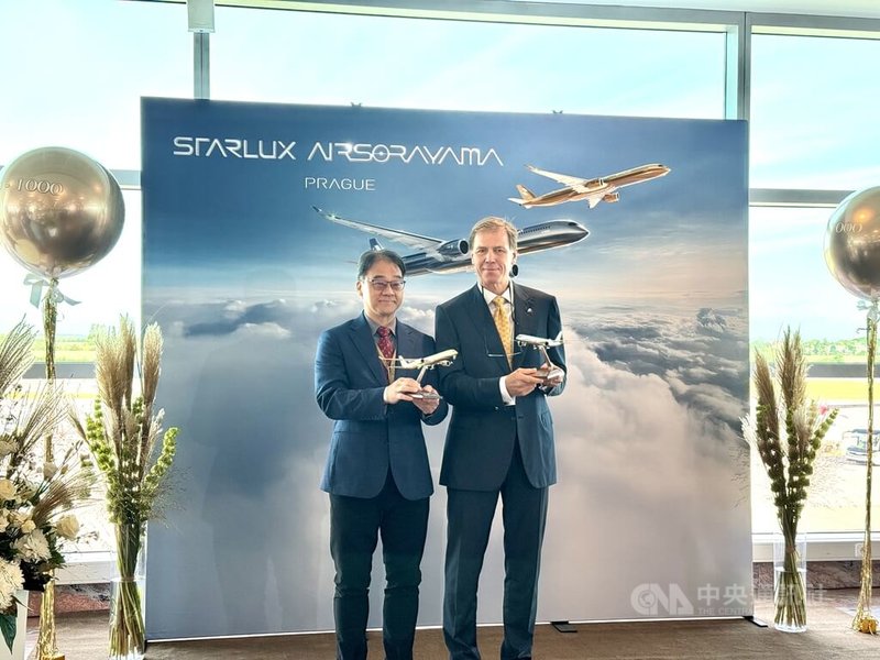 星宇航空與日本藝術家空山基合作推出的「空山金」1日飛抵布拉格哈維爾機場,布拉格機場執行長拉夏克(右)表示,祝星宇航空所有航班超額預訂。星宇航空公關長暨發言人梁文龍(左)說,星宇航空與空山基共享創作精神,將機械的精準與人類情感融合。中央社記者劉郁葶布拉格攝 115年9月1日