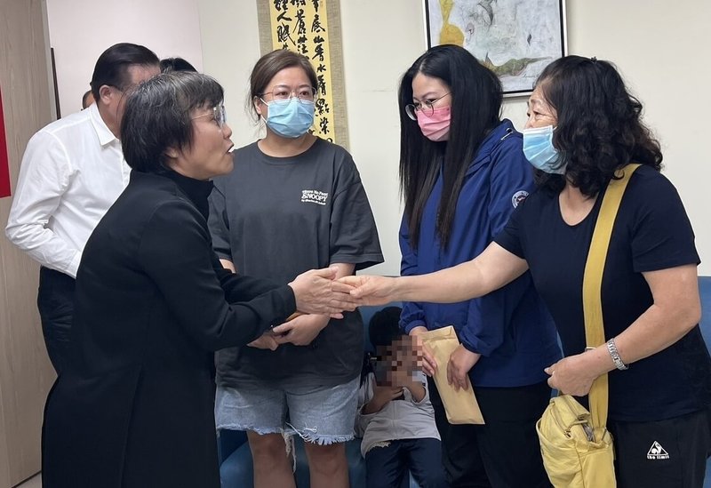 5名遊客8月30日到孫海橋上游泛舟，因溪水暴漲求救，南投縣消防局救生艇8月31日搜救時翻覆，伍姓消防員落水殉職，內政部長劉世芳（前左）1日慰問家屬。（竹山秀傳醫院提供）中央社記者蕭博陽南投縣傳真　115年9月1日