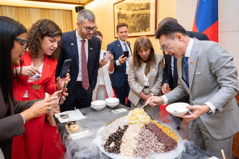 立法院副院長江啟臣(右)1日款宴義大利參議院副議長錢益友一行,特別準備剉冰,讓訪賓體驗道地台式夏季冰品。 (立法院提供) 中央社記者王承中傳真 115年9月1日