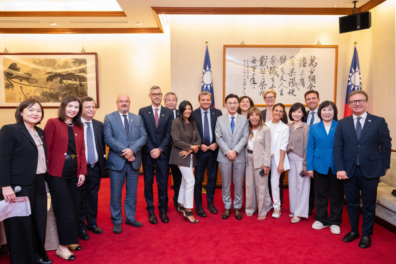 立法院副院長江啟臣（前排右6）1日款宴義大利參議院副議長錢益友一行。（立法院提供） 中央社記者王承中傳真 115年9月1日