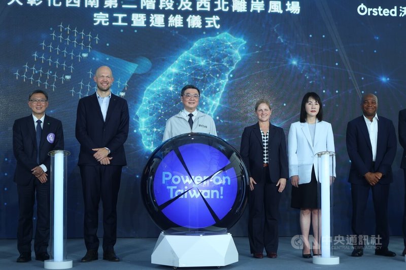 針對薪資遭凍結，行政院長卓榮泰（左3）1日出席沃旭能源舉辦920MW大彰化西南第二階段及西北離岸風場完工暨運維儀式時表示，身為政府人員，會為國家、為人民依法做該做的事。中央社記者謝怡璇攝　115年9月1日