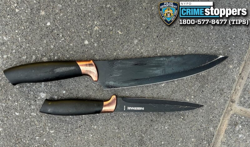 紐約市警方在現場起獲的2把凶刀。(圖取自x.com/NYPDnews)