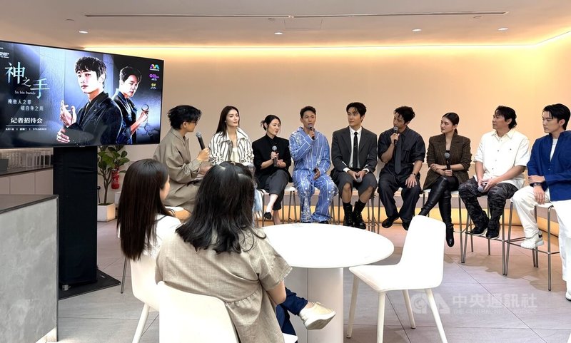 演員劉以豪（右4）與新加坡「新傳媒」合作演出戲劇「神之手」，1日與劇組人員出席媒體活動。中央社記者吳昇鴻新加坡攝　115年9月1日