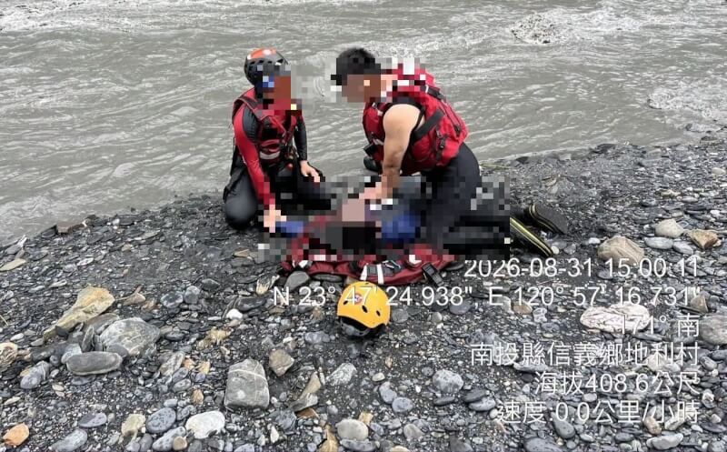 5名遊客到南投縣信義鄉孫海橋上游泛舟，因溪水暴漲求救，3人陸續脫困，2人尚待救援；南投縣消防局救生艇31日搜救時翻覆，伍姓消防員落水，最後在雙龍橋附近救起，送醫不治。（民眾提供）中央社記者蕭博陽南投縣傳真　115年8月31日