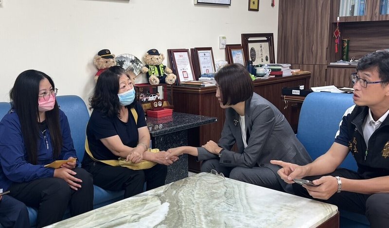 5名遊客8月30日到孫海橋上游泛舟，因溪水暴漲求救，南投縣消防局救生艇8月31日搜救時翻覆，伍姓消防員落水殉職，南投縣長許淑華（右2）1日到竹山秀傳醫院慰問家屬。（竹山秀傳醫院提供）中央社記者蕭博陽南投縣傳真　115年9月1日