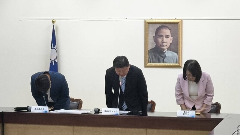 總統府國務機要費遭立法院刪凍，衝擊庇護工場中秋禮盒採購。國民黨團總召傅崐萁（中）率書記長許宇甄（右）等人鞠躬致歉。（國民黨團提供）中央社記者郭日曉傳真　115年9月1日