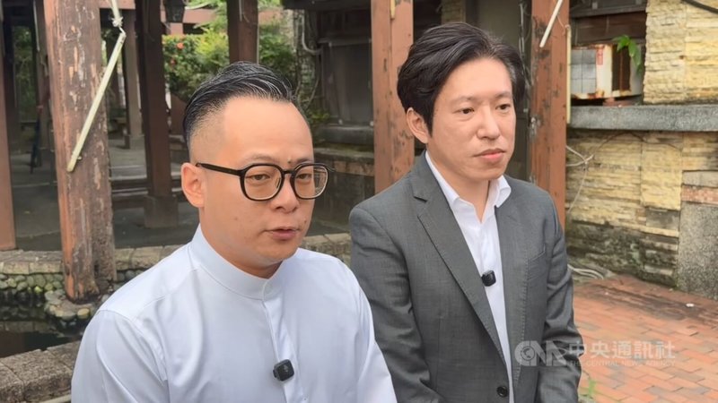 民主進步黨基隆市長參選人、基隆市議會議長童子瑋(左)1日邀行政院祕書長張惇涵(右)到基隆安樂區,了解國道客運通勤狀況,童子瑋爭取優化國道客運1815路線。中央社記者王朝鈺攝 115年9月1日