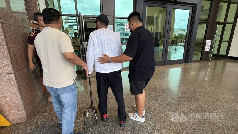 台東縣政府辦理農路拓寬涉嫌圖利渡假村案，檢調1日前往台東縣議會搜索，包括副議長林琮翰（右2）等人被以證人身分約談，晚間林琮翰移送地檢署複訊。中央社記者盧太城攝　115年9月1日