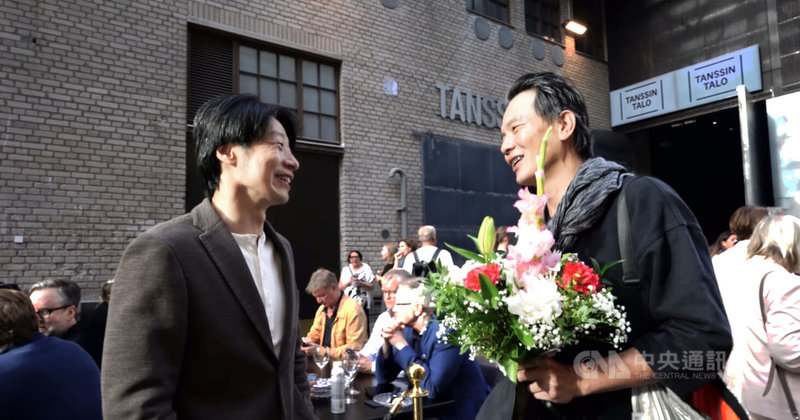 雲門舞集受邀參加芬蘭赫爾辛基藝術節。駐芬蘭代表林昶佐（左）與雲門藝術總監鄭宗龍（右）首演前在赫爾辛基舞蹈劇院外相見歡，全場台語問候十分親切。中央社記者巫祈麟赫爾辛基攝　115年9月1日