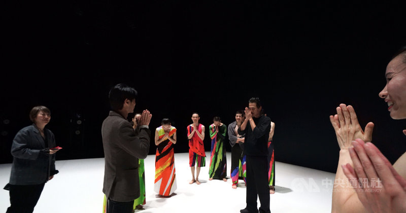 雲門舞集在芬蘭赫爾辛基藝術節首演經典舞作「十三聲」，4場門票秒殺。首演結束後，駐芬蘭代表林昶佐（左2）到舞台向舞者們致意。中央社記者巫祈麟赫爾辛基攝　115年9月1日
