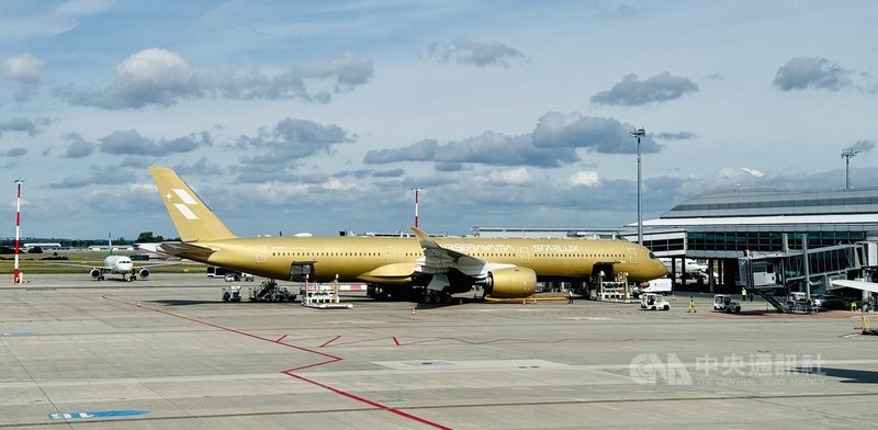 星宇航空與日本藝術家空山基合作推出的金色旗艦機A350-1000,1日飛抵捷克布拉格,金色的機身相當吸睛。中央社記者劉郁葶布拉格攝 115年9月1日