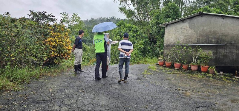 高雄地區雨勢持續未歇，燕巢區一間民宅出現地坪及牆面龜裂、傾斜等情形，1日經專業技師評估後認為不宜居住。（高雄市工務局提供）中央社記者蔡孟妤傳真　115年9月1日