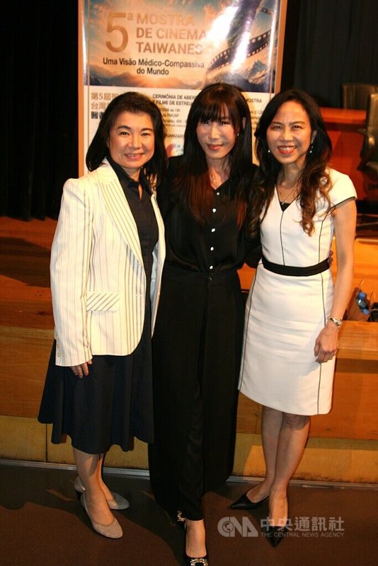 第5屆聖保羅台灣電影展登場，駐聖保羅日本總領事鈴木譽里子（左）、紀錄片「守護我們的星球」導演舒夢蘭（中）與駐聖保羅台北辦事處處長朱怡靜（右）於開幕式同台合影。中央社記者唐雅陵聖保羅攝　115年9月1日