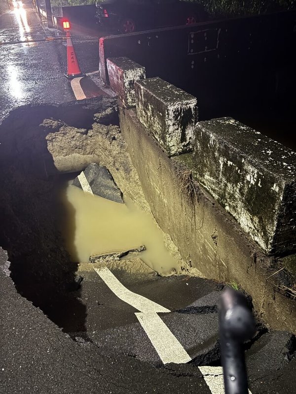 受連日豪雨影響，高雄市大寮區鳳林一路34巷出現一處巨大坑洞，地政局1日表示，目前已立即派遣混凝土車灌漿回填，並鋪設鐵板。（邱于軒提供）中央社記者蔡孟妤傳真 115年9月1日