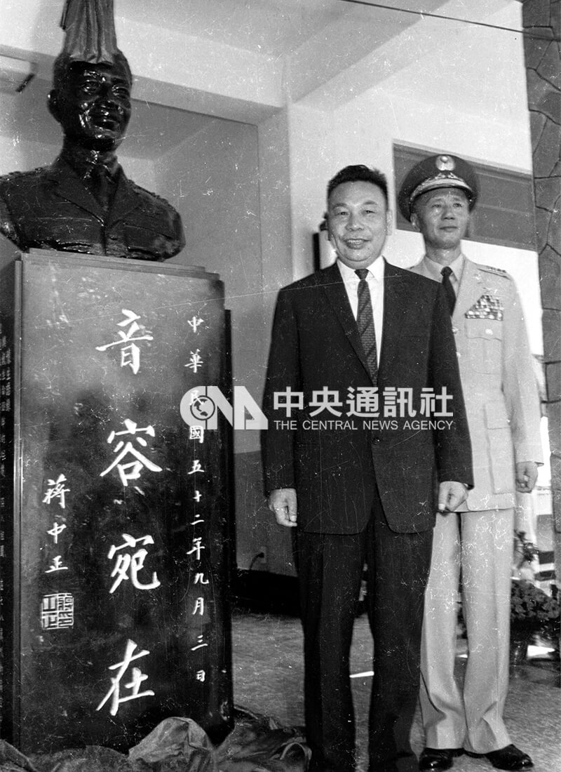 空軍總部為紀念空軍烈士陳懷生，於空軍子弟學校興建懷生堂及陳懷生紀念銅像，國防會議副秘書長蔣經國並為銅像揭幕。中央社記者陳漢中攝　52年9月3日