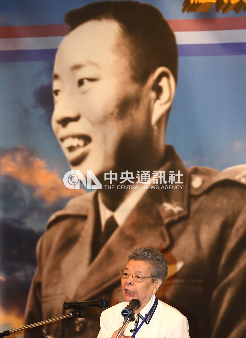 空軍司令部舉辦空軍前黑貓中隊陳懷生烈士殉職追思紀念會，陳懷生胞妹陳楓出席致詞，緬懷胞兄。中央社記者張皓安攝　102年5月27日