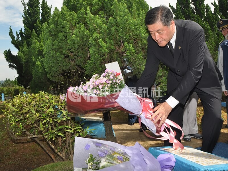 國防部長高華柱在新店碧潭空軍公墓，為殉職的前黑貓中隊隊員陳懷生獻花。中央社記者黃旭昇攝　102年5月27日