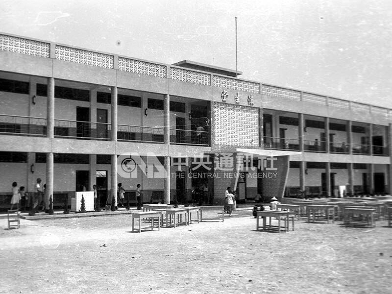 紀念51年9月9日駕U-2偵察機到中國執行任務而殉職的陳懷生烈士的「懷生堂」和銅像，於隔年軍人節在台北空軍子弟小學落成。中央社記者陳漢中攝　52年9月2日