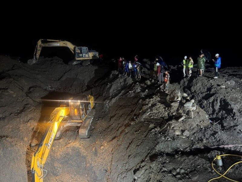 尼泊爾拉蘇瓦縣救援人員8月30日在翠蘇里3A水電站隧道附近持續搜救。（Nepal&nbsp;Army/Handout via 路透社）