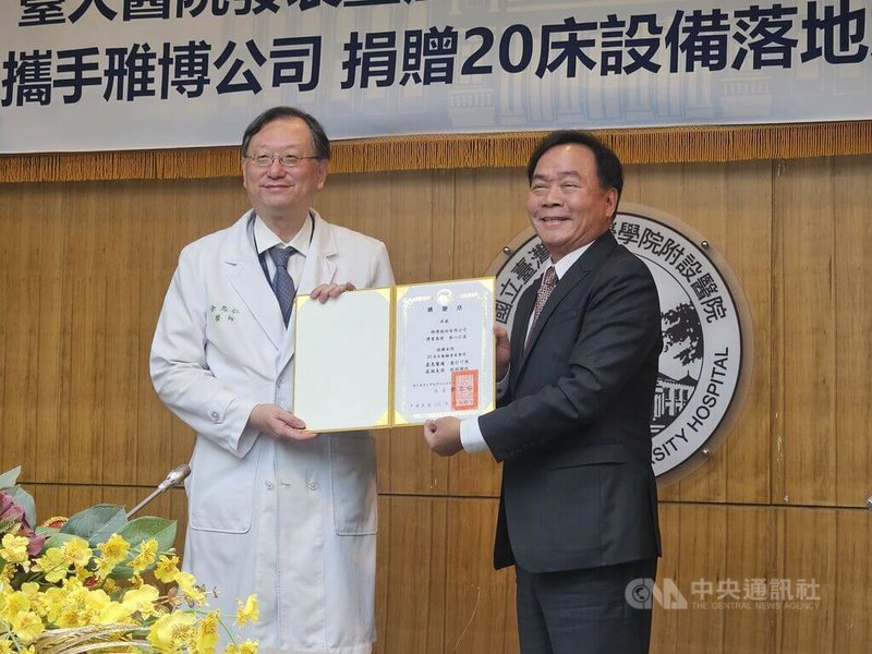 台大醫院加護病房導入自動翻身床墊，臨床證實人機協力後，不僅不會發生新的壓瘡風險，壓力性損傷發生率更由4.7%降至2.9%。台大醫院院長余忠仁（左）2日出席記者會。中央社記者陳婕翎攝　115年9月2日