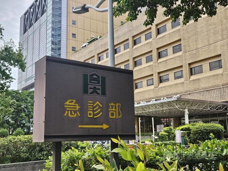 過去1樓大廳睡滿急診候床病人罕見清空，台大院長余忠仁表示，急診每天來診人數減50人，靠民眾自律分級醫療，院方規劃增病房量能，目標在年底前啟用。中央社記者陳婕翎攝　115年9月2日