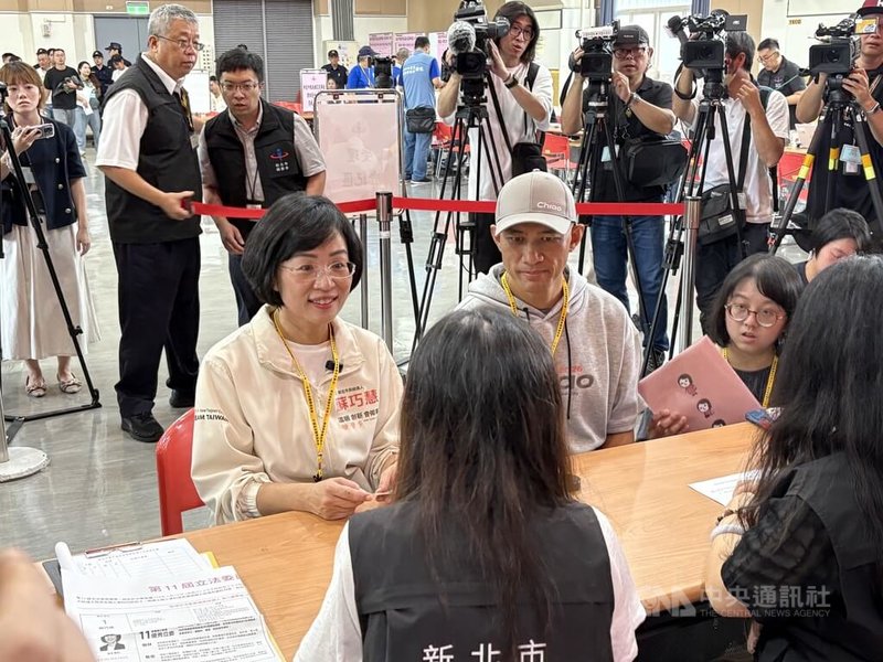 民進黨新北市長參選人蘇巧慧(左)2日在先生龍男.以撒克.凡亞思(中)陪同下,前往新北市選舉委員會完成登記。中央社記者曹亞沿攝 115年9月2日
