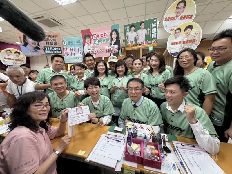 民進黨台南市長參選人陳亭妃（前右3）2日下午在台南市長黃偉哲（前右2）、同黨籍台南市議員參選人等陪同下，完成參選登記。中央社記者張榮祥台南攝　115年9月2日