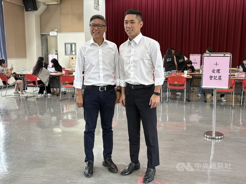 國民黨新北市議員陳明義（左）2日與民眾黨籍市議員、兒子陳世軒（右）穿上同款襯衫、西裝褲，一同前往新北市選舉委員會登記參選。中央社記者曹亞沿攝　115年9月2日