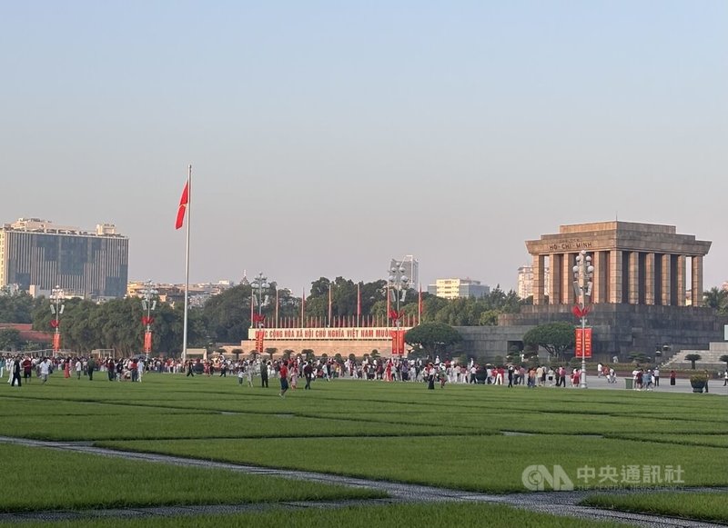 巴亭廣場2日早上6時舉行升旗典禮,81年前,有越南國父之稱的越共創始人胡志明正是在此宣讀「獨立宣言」,宣告越南民主共和國、即現在越南社會主義共和國的誕生。中央社記者曾婷瑄河內攝 115年9月2日