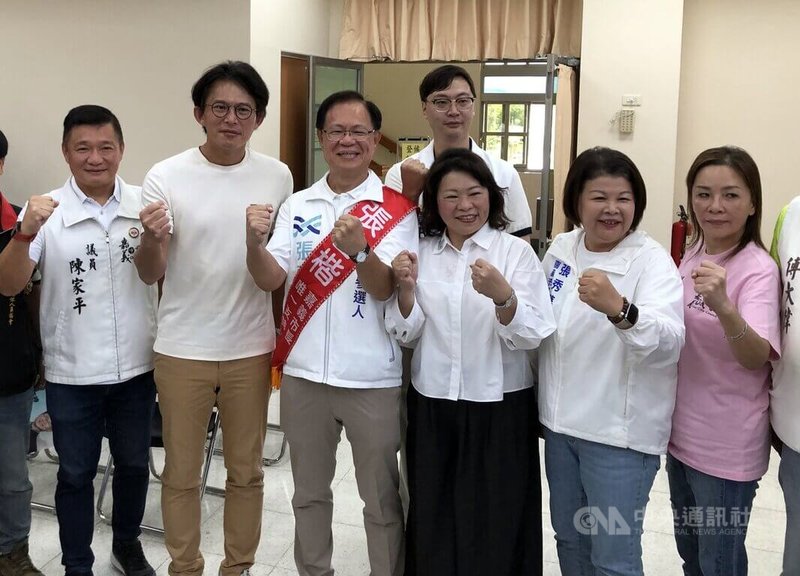 民眾黨嘉義市長參選人張啓楷（前左3）2日在黨主席黃國昌（前左2）、嘉義市長黃敏惠（前右3）等人陪同至嘉義市選舉委員會登記參選。中央社記者黃國芳攝　115年9月2日