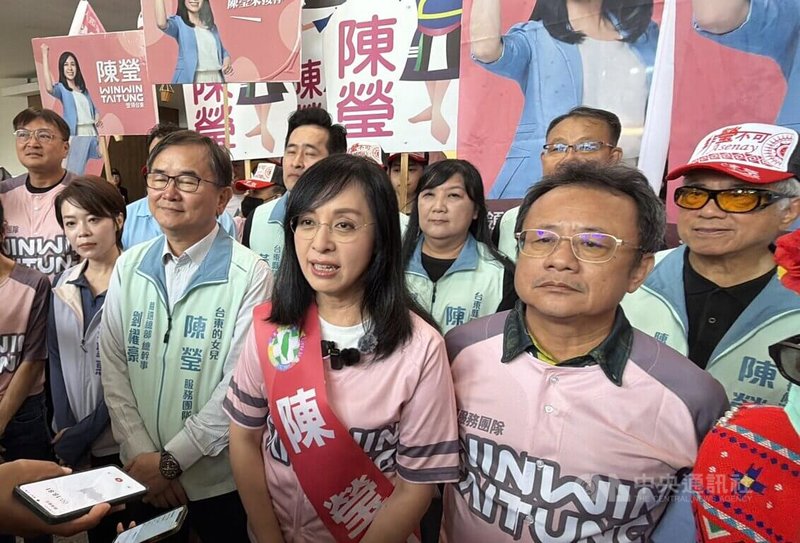 民進黨台東縣長參選人陳瑩(前右2)2日由前立委劉櫂豪(前右3)、賴坤成(前右)等人陪同完成登記,展現綠營大團結。中央社記者盧太城台東攝 115年9月2日