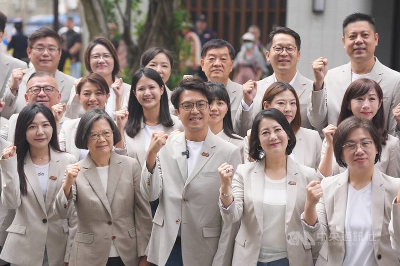 民進黨台北市長參選人沈伯洋2日前往台北市選舉委員會登記參選,前總統蔡英文(前左2)到場與沈伯洋(前中)等人一起高喊「凍蒜」口號。中央社記者徐肇昌攝 115年9月2日