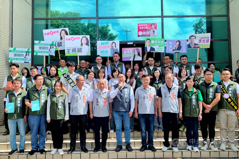 民進黨桃園市長參選人黃世杰(前中)2日赴桃園市選委會登記參選,並與桃園隊議員選將合體,未來盼聯手推動建設,讓桃園重新動起來。中央社記者吳睿騏攝 115年9月2日