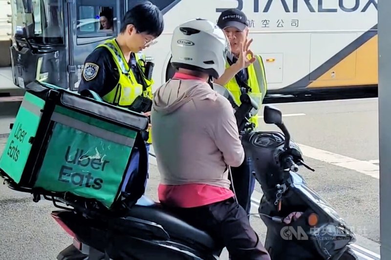 航空警察局保安警察大隊表示，有外送員2日騎乘機慢車誤闖桃園國際機場航廈周邊道路，警方獲報到場攔截，騎士稱是不熟路況，依導航指示卻不慎誤闖。警方在確認違規後已依法告發。中央社記者吳睿騏攝　115年9月2日