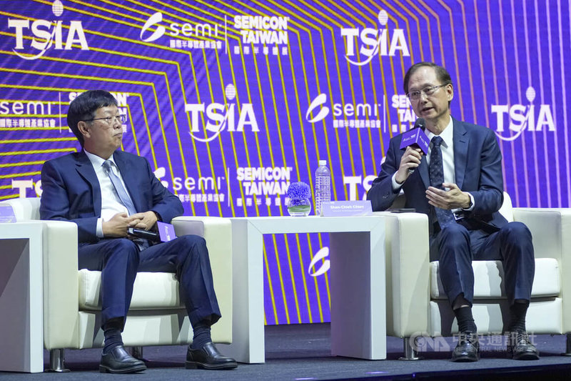 SEMICON Taiwan 2026大師論壇暨全球生態系高峰會2日下午舉行「科技、信任與創新的責任」爐邊對談，欣興電子董事長兼策略長簡山傑（右）會中發言，鴻海董事長劉揚偉（左）在旁聆聽。中央社記者鄭清元攝　115年9月2日