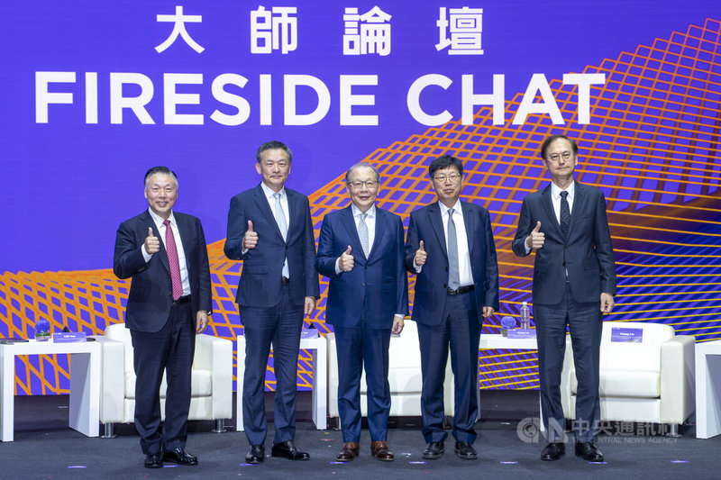 SEMICON Taiwan 2026大師論壇暨全球生態系高峰會2日壓軸舉行爐邊對談，SEMI全球董事會主席暨日月光半導體執行長吳田玉（左起）、台灣半導體產業協會理事長侯永清、聯發科副董事長暨執行長蔡力行、鴻海董事長劉揚偉、欣興電子董事長兼策略長簡山傑5人與會交流，會後同台合影。中央社記者鄭清元攝　115年9月2日