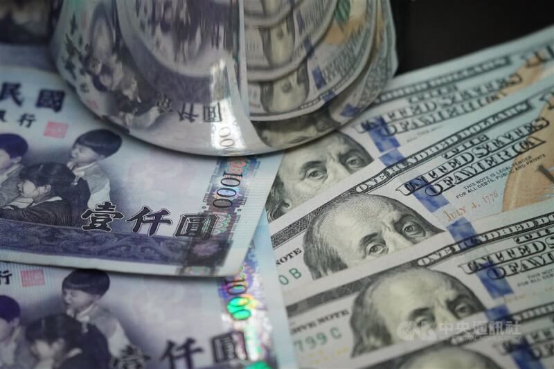 股匯市2日雙雙下挫，台股跌784點，新台幣兌美元盤中一度貶破31.8元，收盤收31.728元，貶9.5分。（中央社檔案照片）