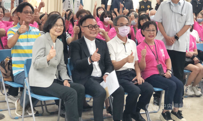 前總統蔡英文（前左）2日上午陪同民進黨基隆市長參選人童子瑋（前左2）赴基隆市選舉委員會，登記參選基隆市長。中央社記者王朝鈺攝　115年9月2日